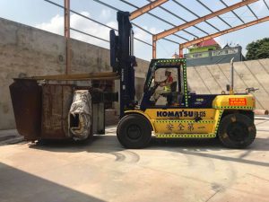 Read more about the article Cho thuê xe nâng 13,5 tấn